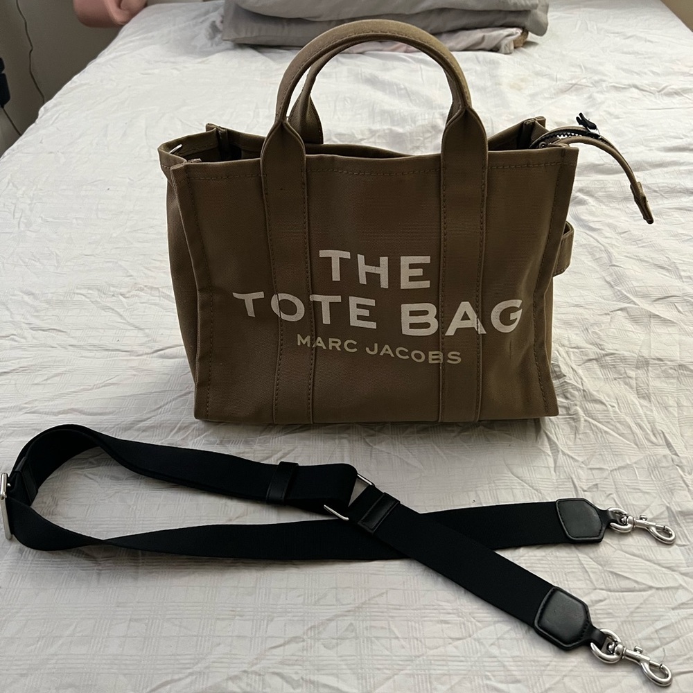 Marcs Jacobs The Medium Tote Bag